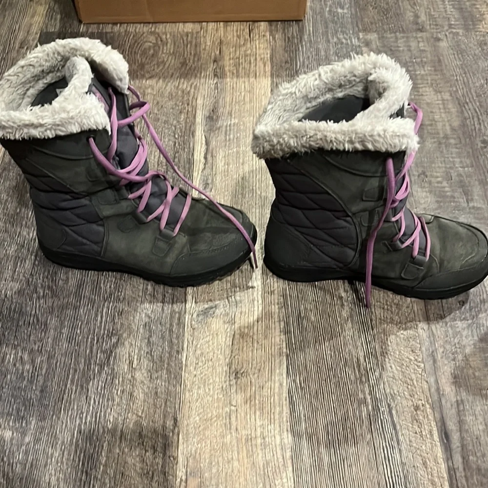Women winter lace up boots. Size 6.5 - Picture 2 of 3